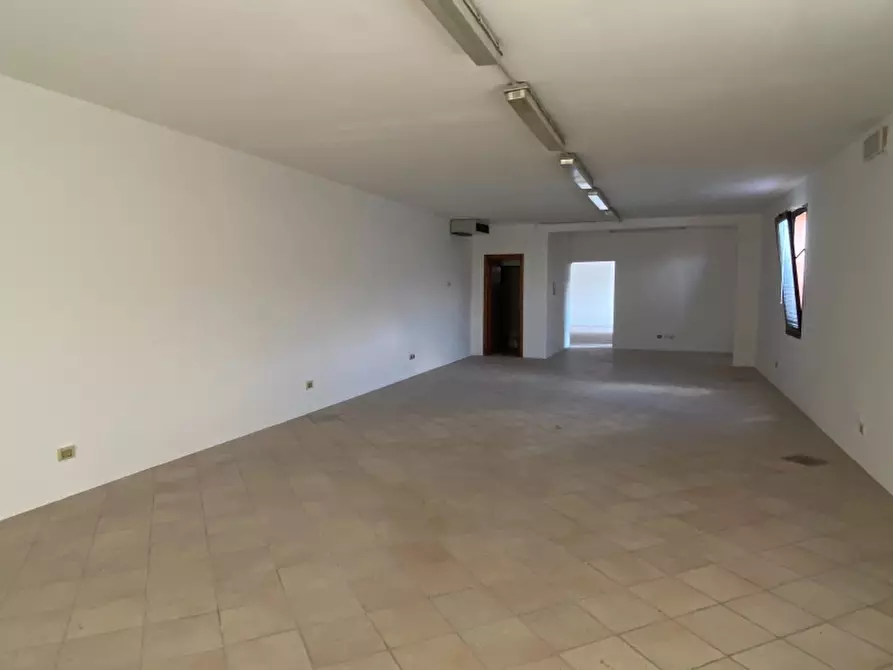 Immagine 1 di Locale commerciale in vendita  in Via Fratelli Cervi a Massa E Cozzile