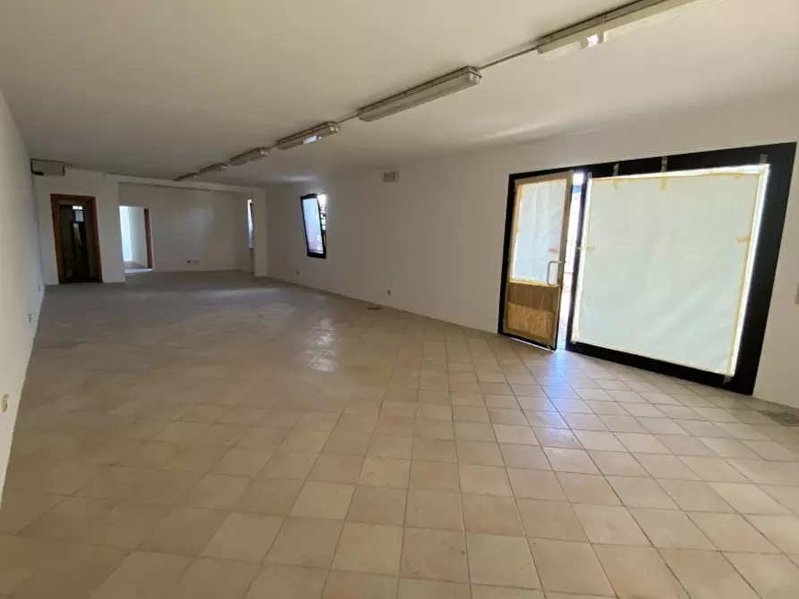 Immagine 2 di Locale commerciale in vendita  in Via Fratelli Cervi a Massa E Cozzile