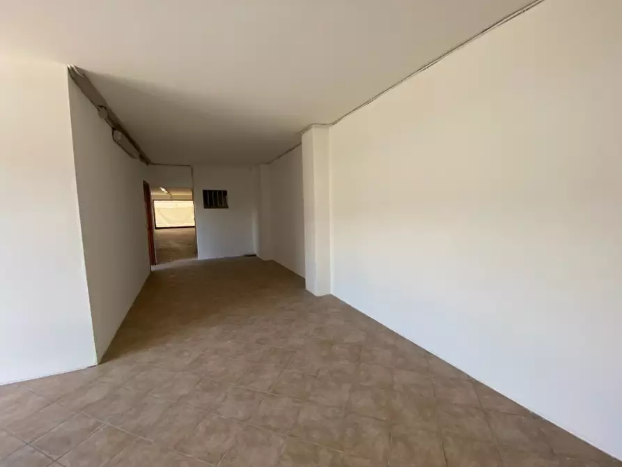 Immagine 11 di Locale commerciale in vendita  in Via Fratelli Cervi a Massa E Cozzile