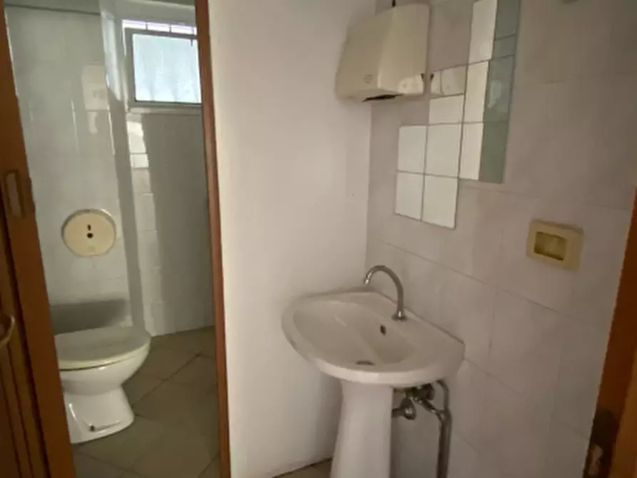 Immagine 3 di Locale commerciale in vendita  in Via Fratelli Cervi a Massa E Cozzile