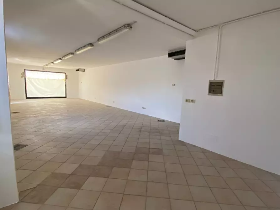 Immagine 4 di Locale commerciale in vendita  in Via Fratelli Cervi a Massa E Cozzile