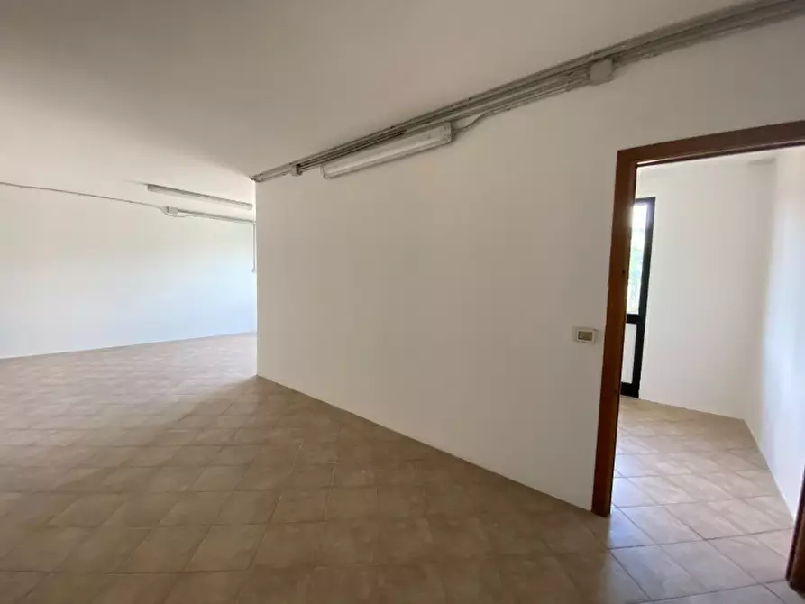 Immagine 5 di Locale commerciale in vendita  in Via Fratelli Cervi a Massa E Cozzile