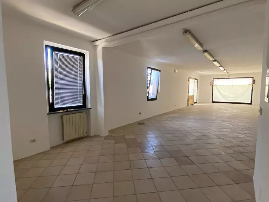 Immagine 6 di Locale commerciale in vendita  in Via Fratelli Cervi a Massa E Cozzile