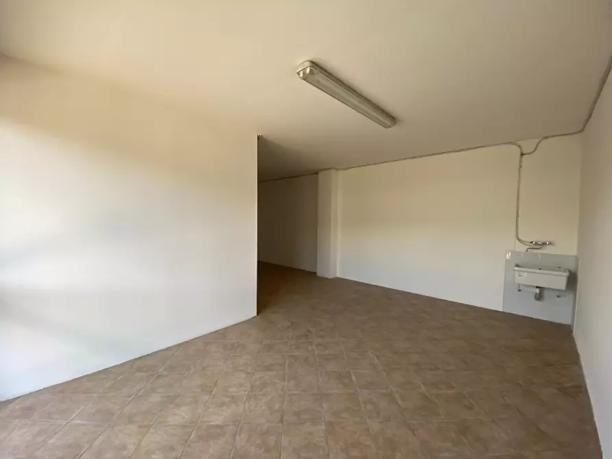 Immagine 8 di Locale commerciale in vendita  in Via Fratelli Cervi a Massa E Cozzile