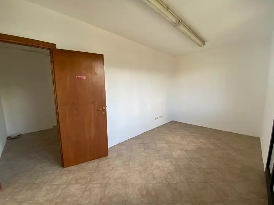 Immagine 9 di Locale commerciale in vendita  in Via Fratelli Cervi a Massa E Cozzile