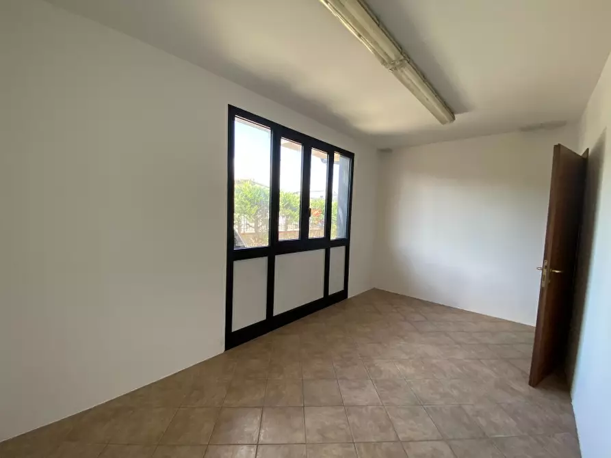 Immagine 10 di Locale commerciale in vendita  in Via Fratelli Cervi a Massa E Cozzile