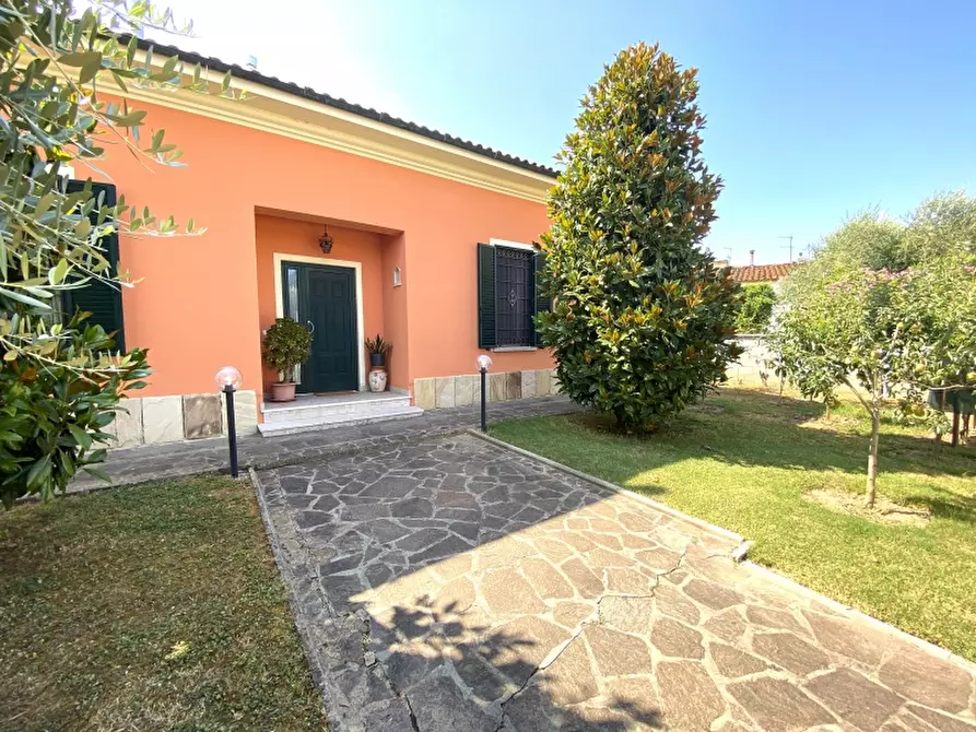 Immagine 1 di Villa in vendita  in Via Tripoli a Montecatini Terme