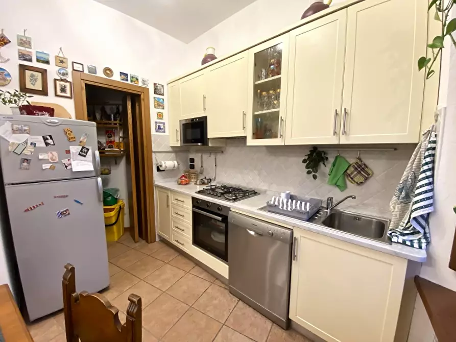 Immagine 2 di Appartamento in vendita  in Piazza Cavour a Massa E Cozzile