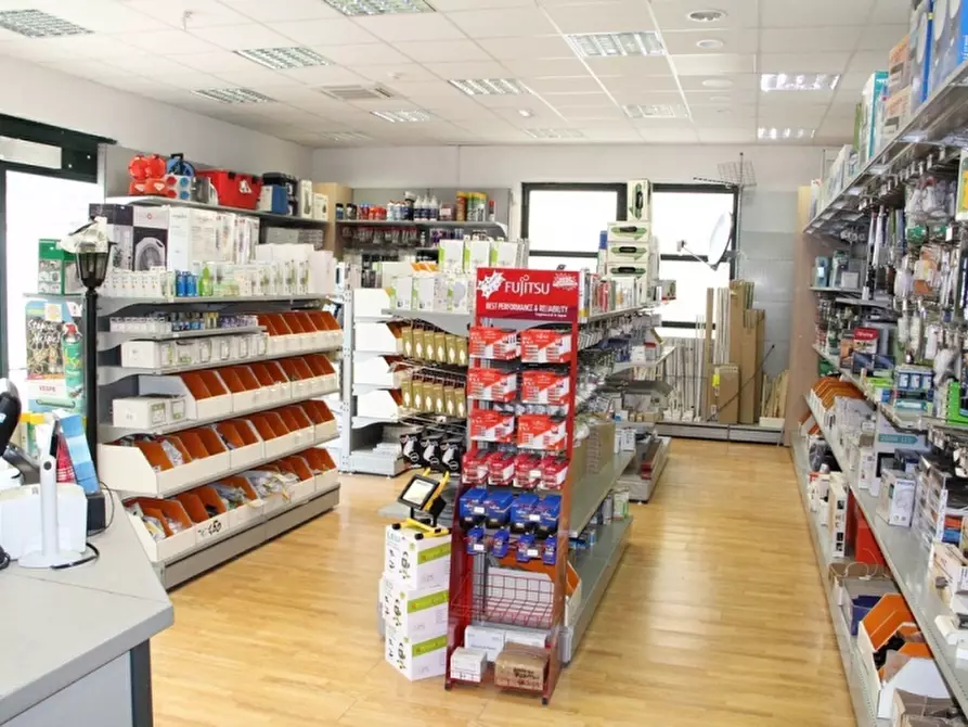 Immagine 7 di Locale commerciale in vendita  in Sferracavallo a Orvieto
