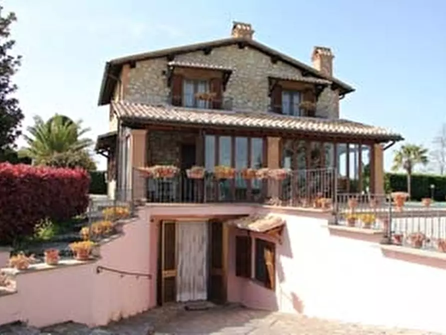 Immagine 1 di Villa in vendita  in - a Porano