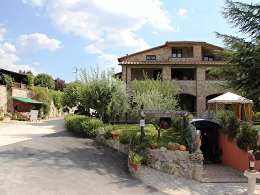 Immagine 4 di Casa vacanze in vendita  a Baschi