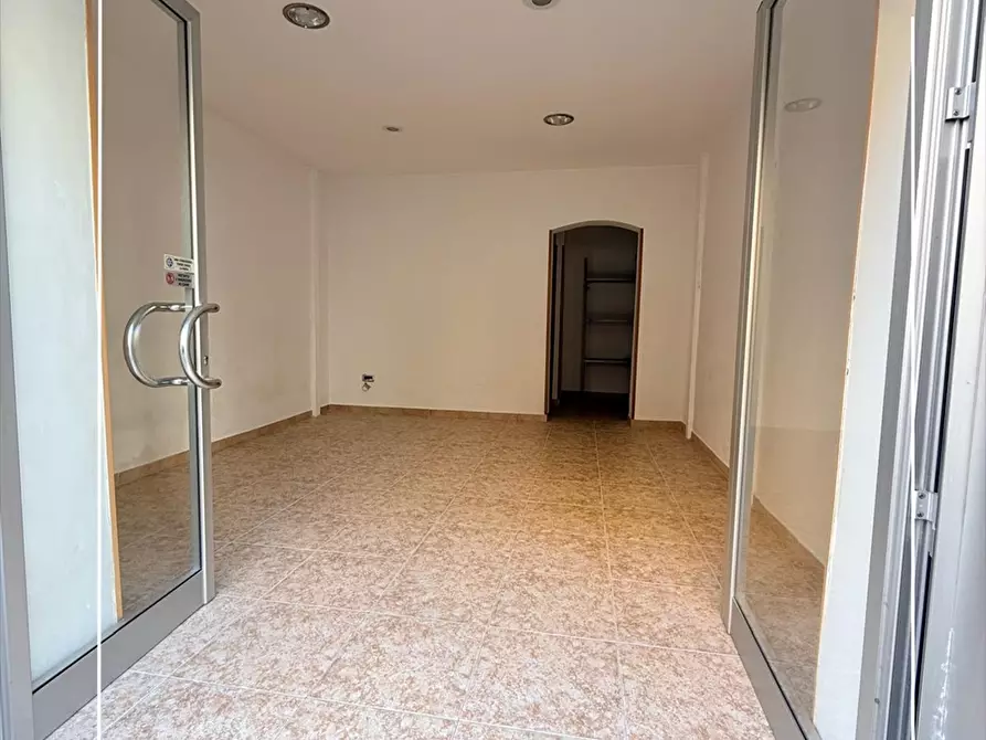 Immagine 2 di Locale commerciale in affitto  in via dante 104 a Taranto