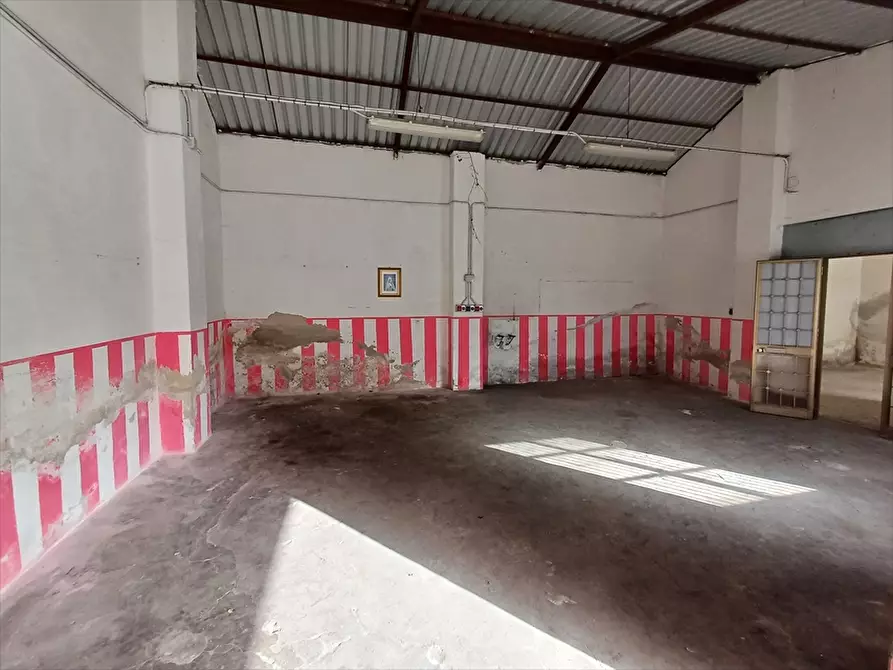 Immagine 25 di Locale commerciale in vendita  in Via Tana Di Lu Mazzoni Tronco A n. 5 a Sassari