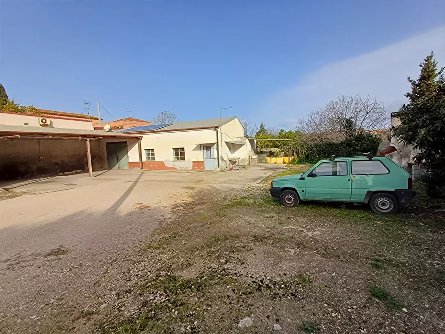 Immagine 7 di Locale commerciale in vendita  in Via Tana Di Lu Mazzoni Tronco A n. 5 a Sassari