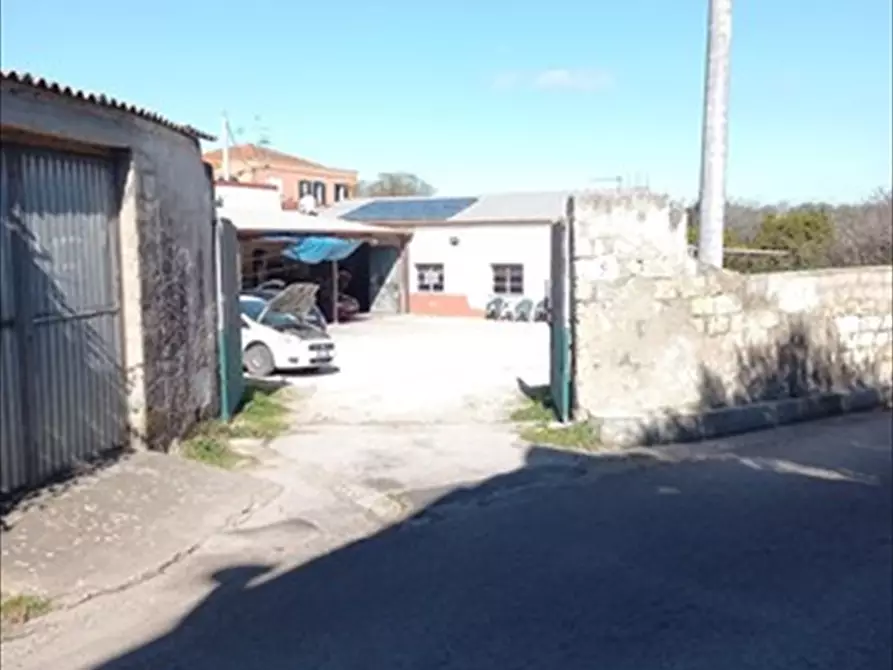 Immagine 1 di Locale commerciale in vendita  in Via Tana Di Lu Mazzoni Tronco A n. 5 a Sassari