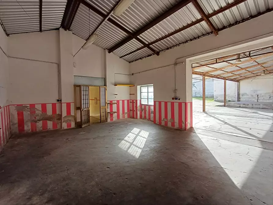 Immagine 22 di Locale commerciale in vendita  in Via Tana Di Lu Mazzoni Tronco A n. 5 a Sassari