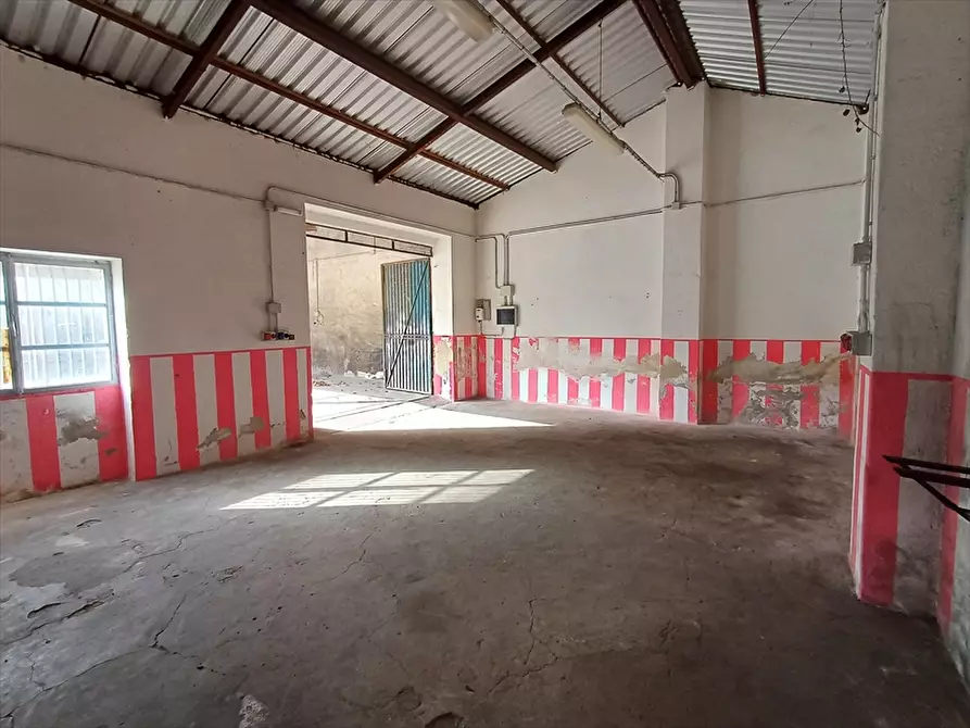 Immagine 21 di Locale commerciale in vendita  in Via Tana Di Lu Mazzoni Tronco A n. 5 a Sassari