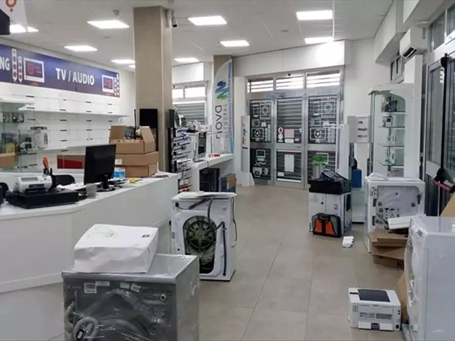 Immagine 3 di Locale commerciale in vendita  in VIALE  MARIA SS AUSILIATRICE  a Cerignola