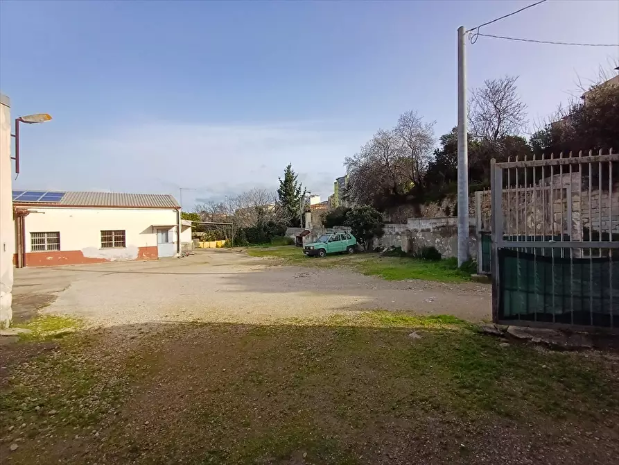 Immagine 5 di Locale commerciale in vendita  in Via Tana Di Lu Mazzoni Tronco A n. 5 a Sassari