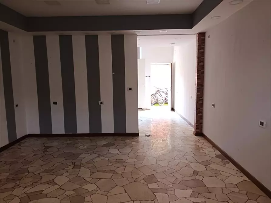 Immagine 9 di Negozio in vendita  a Milano