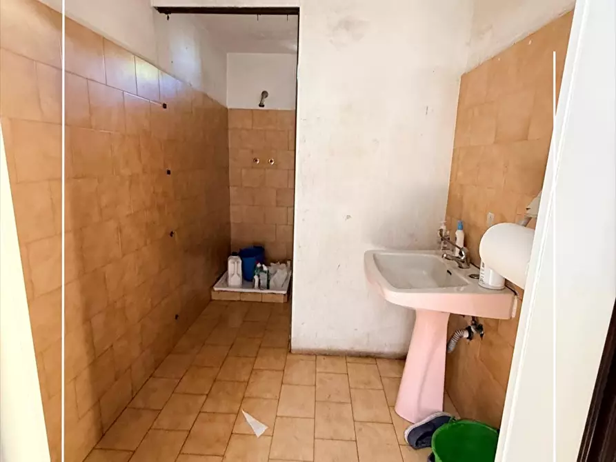 Immagine 13 di Laboratorio in affitto  in via bucaneve 20 a Taranto