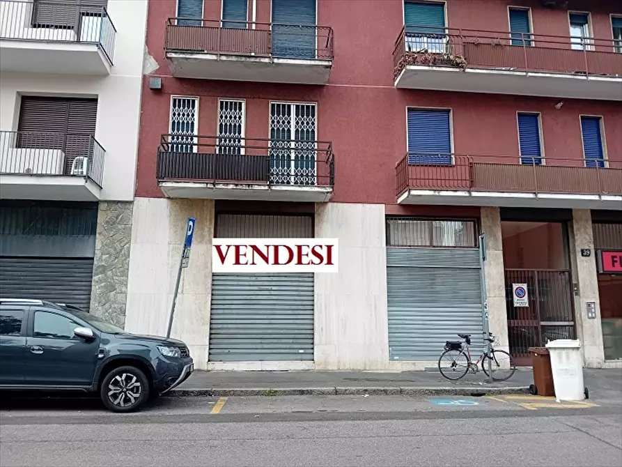 Immagine 14 di Negozio in vendita  a Milano