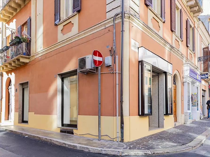 Immagine 2 di Locale commerciale in vendita  in Via Arniense a Chieti