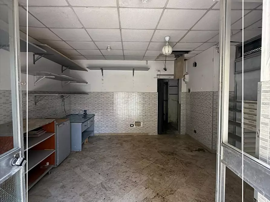 Immagine 2 di Laboratorio in vendita  in via oberdan 73 a Taranto