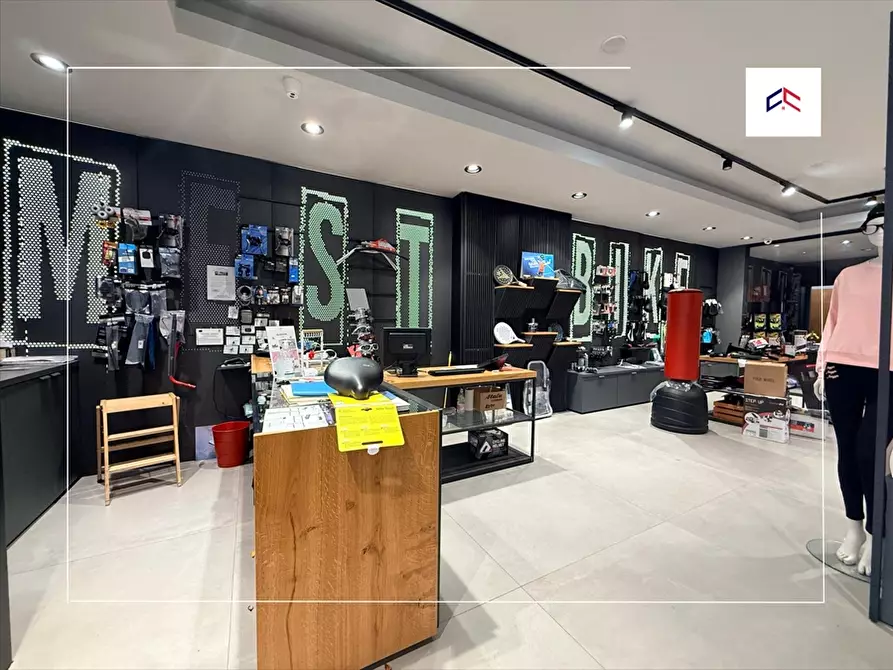 Immagine 4 di Locale commerciale in affitto  in VIALE TRENTINO 34 a Taranto