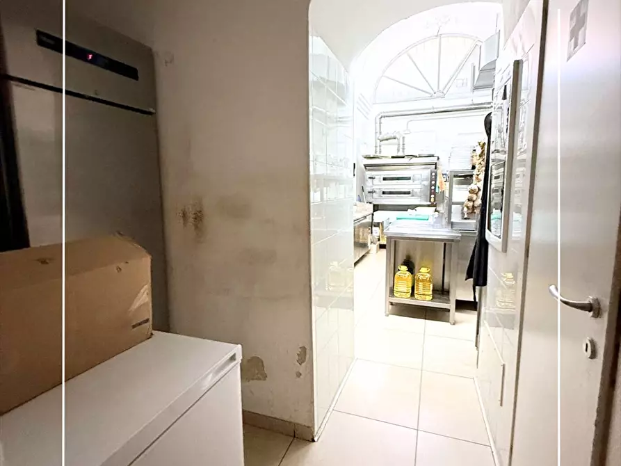 Immagine 12 di Locale commerciale in vendita  in CORSO UMBERTO 51 a Taranto