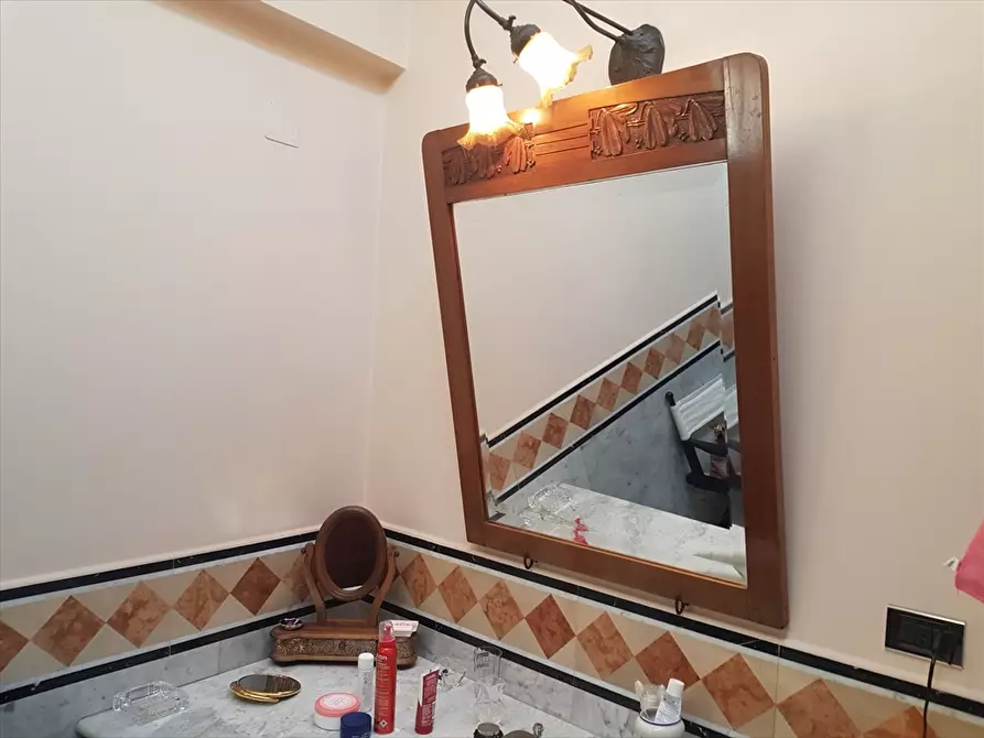 Immagine 21 di Palazzo in vendita  in Largo Fra Pantaleo a Palagiano