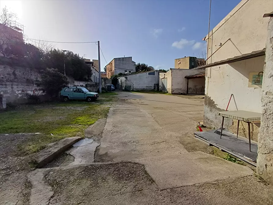 Immagine 13 di Locale commerciale in vendita  in Via Tana Di Lu Mazzoni Tronco A n. 5 a Sassari