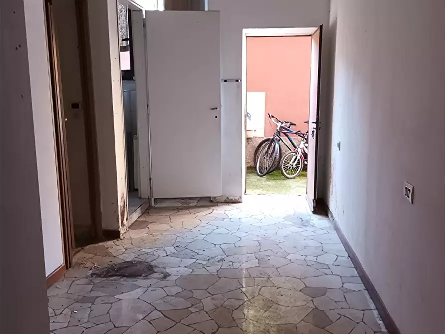 Immagine 26 di Negozio in vendita  a Milano