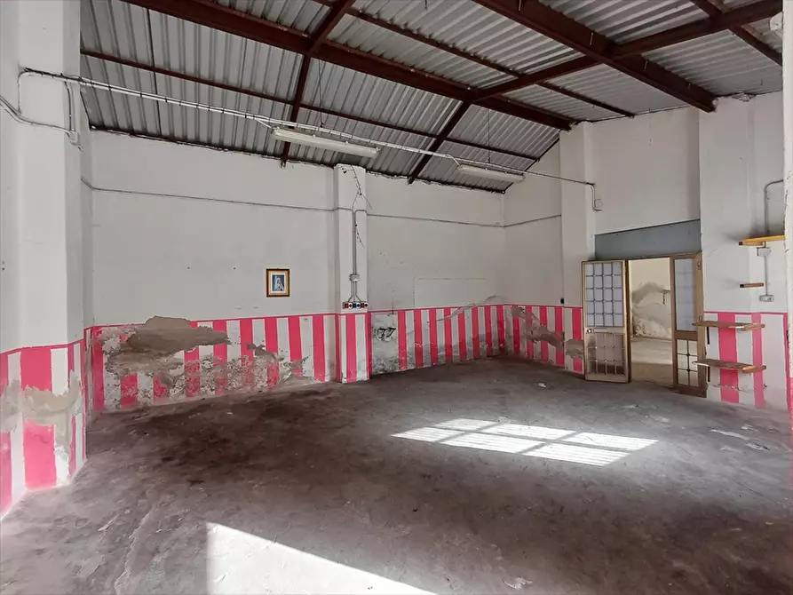 Immagine 24 di Locale commerciale in vendita  in Via Tana Di Lu Mazzoni Tronco A n. 5 a Sassari