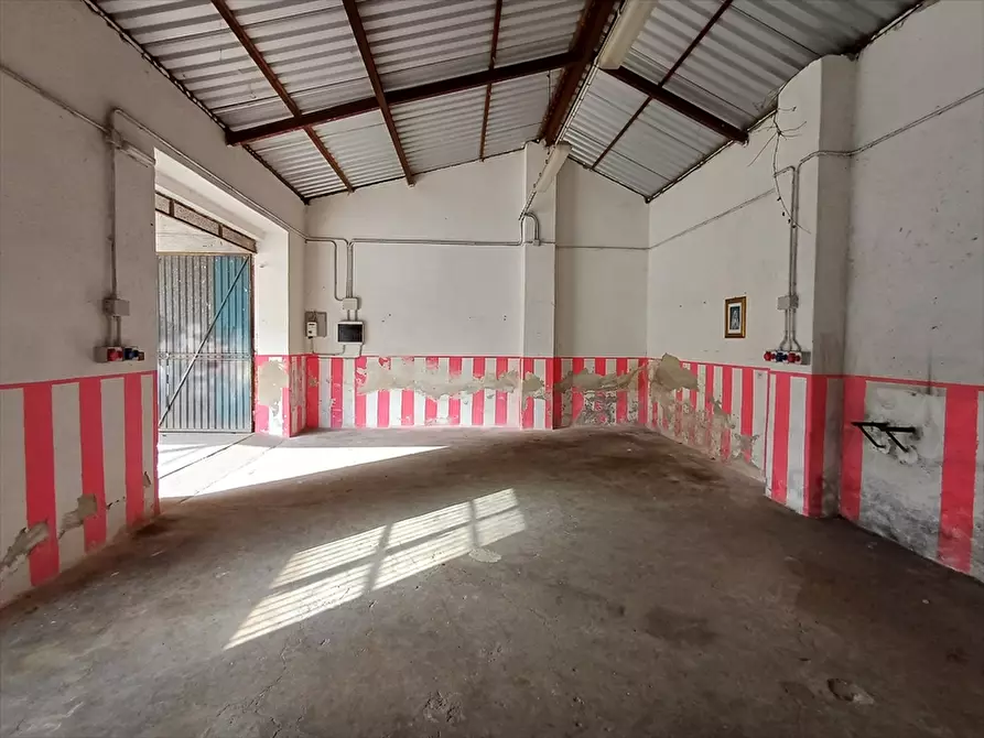 Immagine 20 di Locale commerciale in vendita  in Via Tana Di Lu Mazzoni Tronco A n. 5 a Sassari