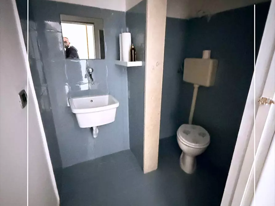 Immagine 7 di Locale commerciale in affitto  in via dante 104 a Taranto