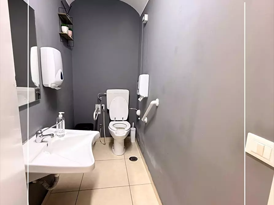 Immagine 16 di Locale commerciale in vendita  in CORSO UMBERTO 51 a Taranto