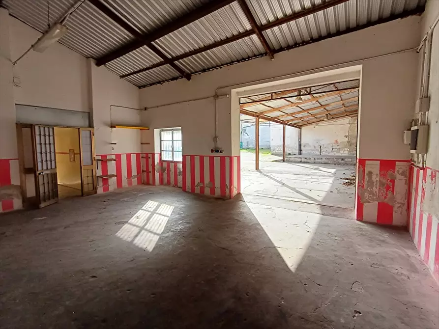 Immagine 23 di Locale commerciale in vendita  in Via Tana Di Lu Mazzoni Tronco A n. 5 a Sassari