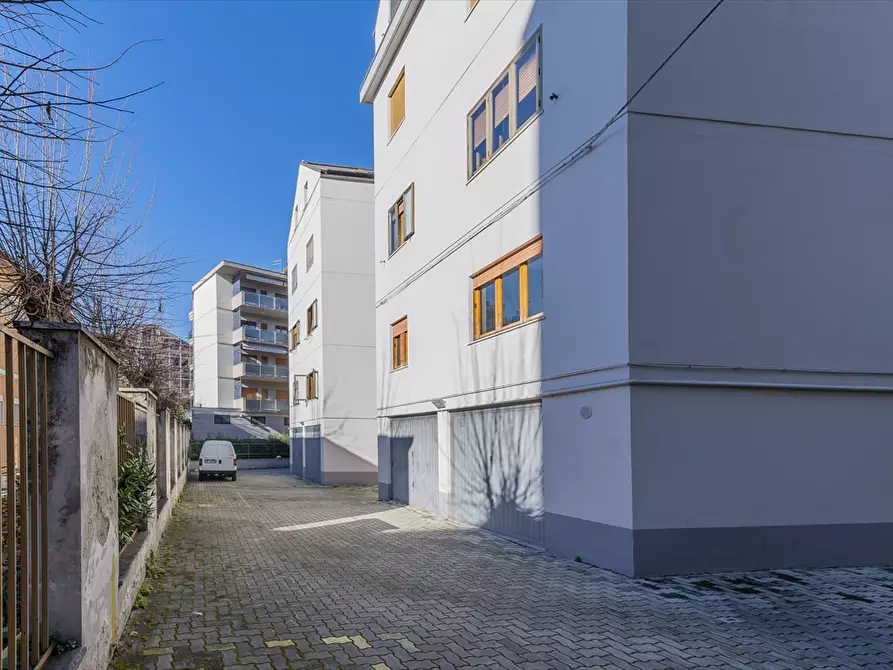 Immagine 8 di Garage in vendita  in Via Scanno a Chieti