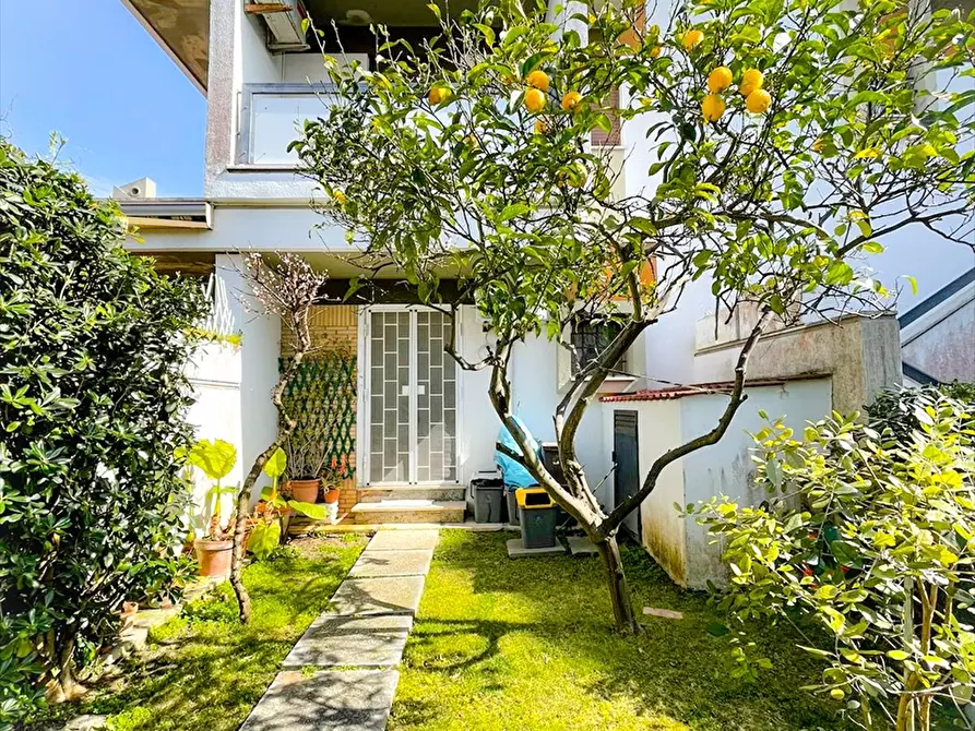 Immagine 2 di Villetta a schiera in vendita  in via delle Pratoline 19 a Anzio