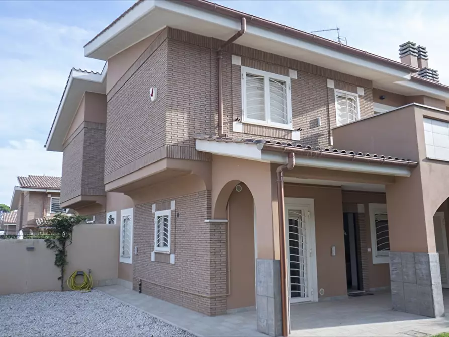 Immagine 30 di Villa in vendita  in Via primiero 150 a Anzio