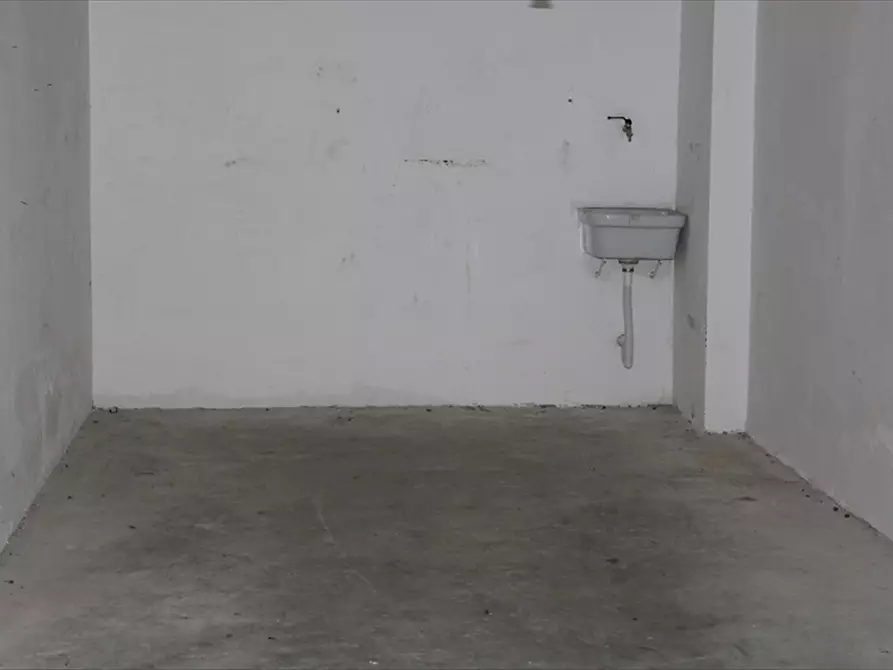 Immagine 2 di Garage in vendita  in Via Dei Palmensi a Chieti