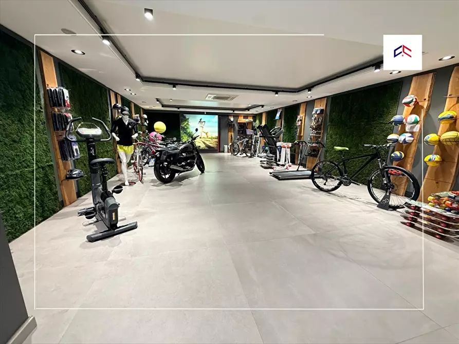 Immagine 10 di Locale commerciale in affitto  in VIALE TRENTINO 34 a Taranto