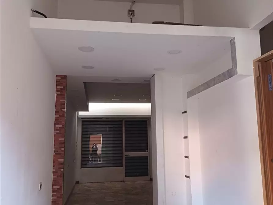 Immagine 18 di Negozio in vendita  a Milano