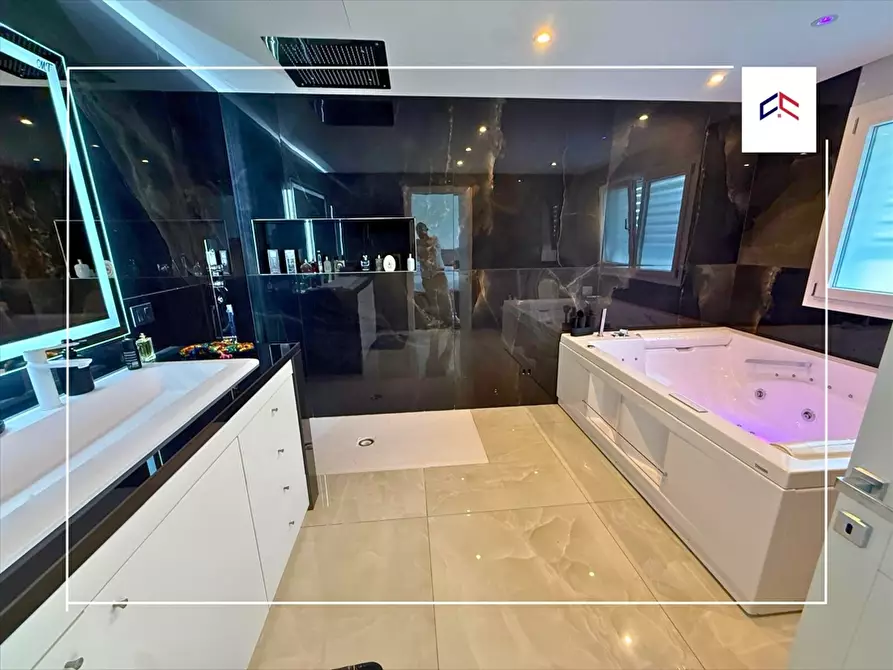 Immagine 22 di Villa in vendita  a Taranto