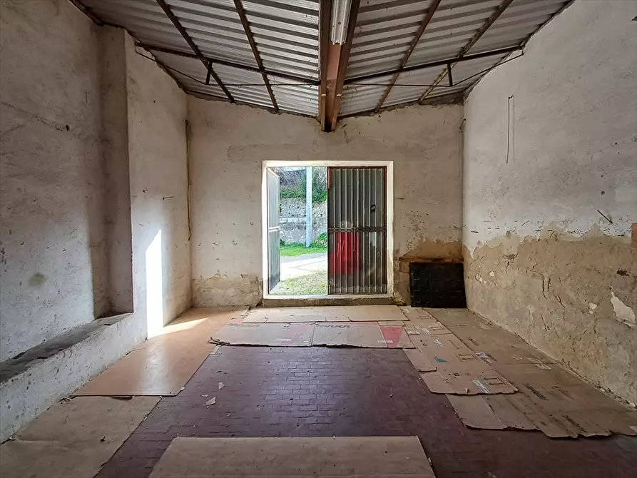 Immagine 29 di Locale commerciale in vendita  in Via Tana Di Lu Mazzoni Tronco A n. 5 a Sassari