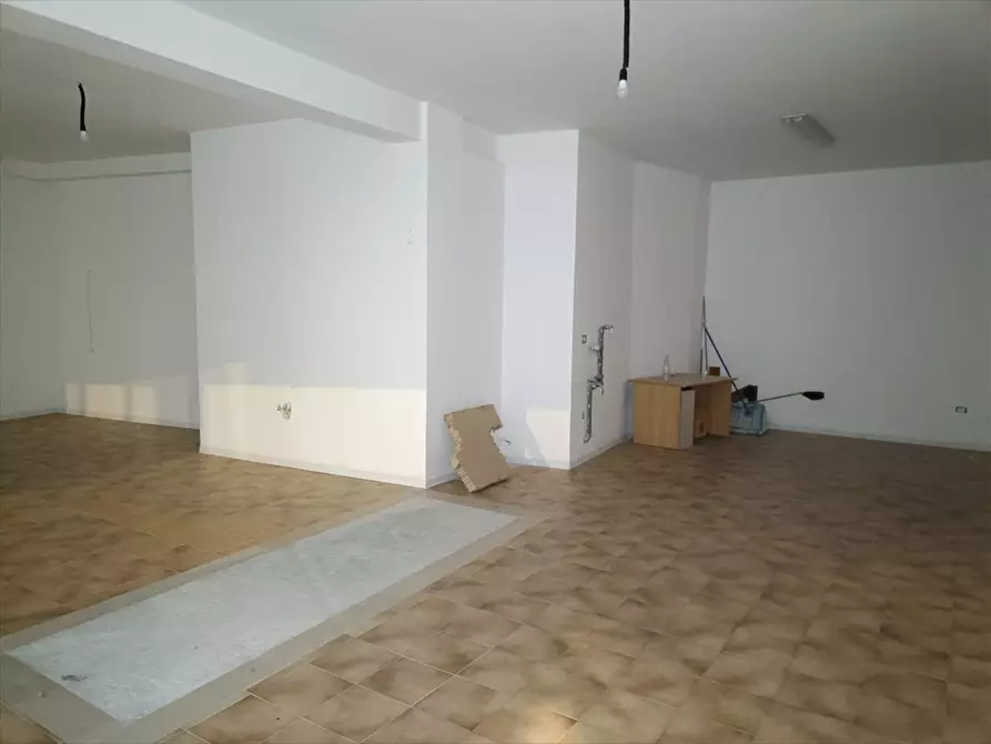 Immagine 11 di Locale commerciale   a Ripa Teatina