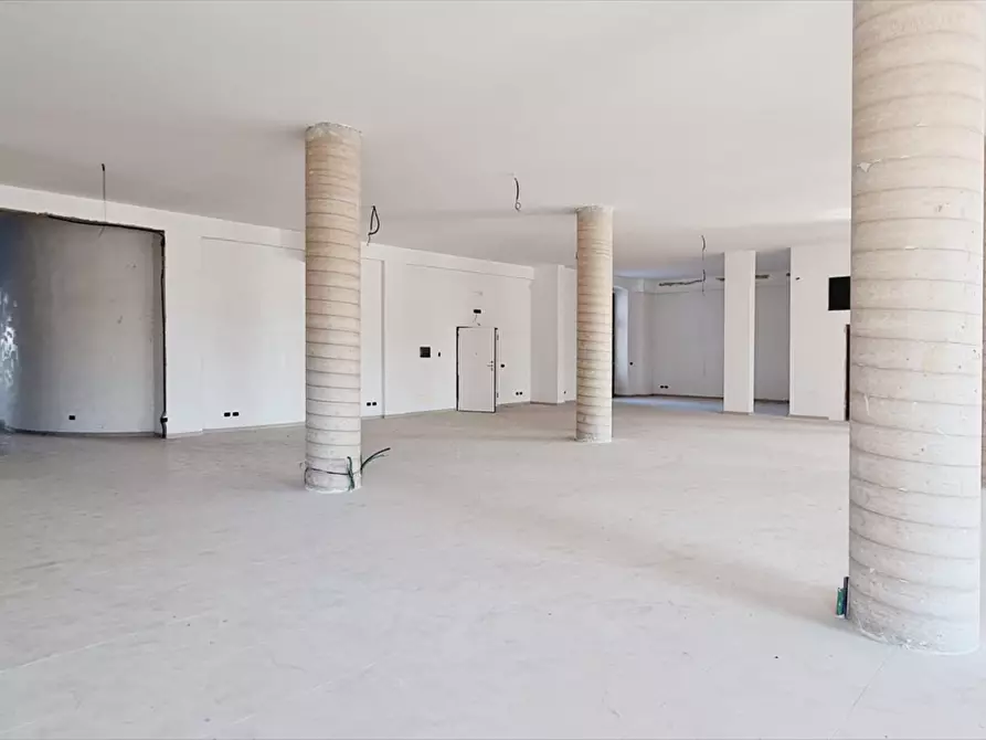 Immagine 6 di Locale commerciale in vendita  in Via Cesare Battisti a Modugno