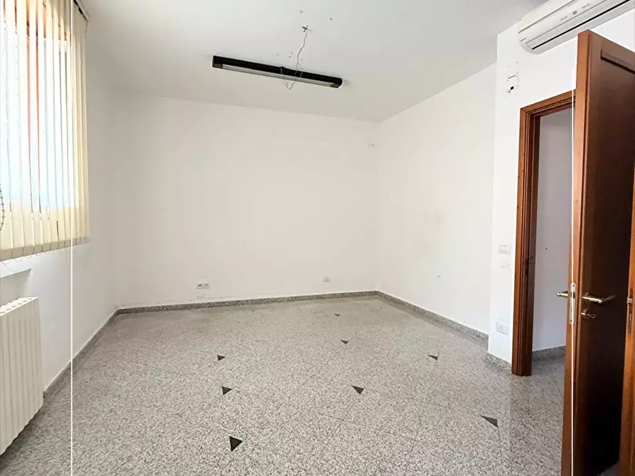 Immagine 14 di Ufficio in affitto  in viale virgilio 138 a Taranto