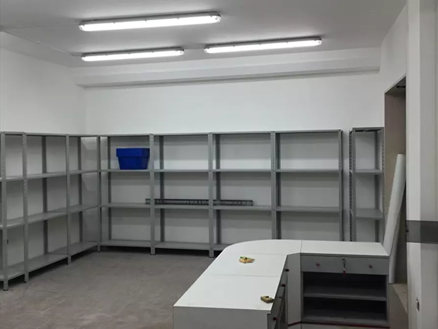 Immagine 8 di Negozio in affitto  a Pescara